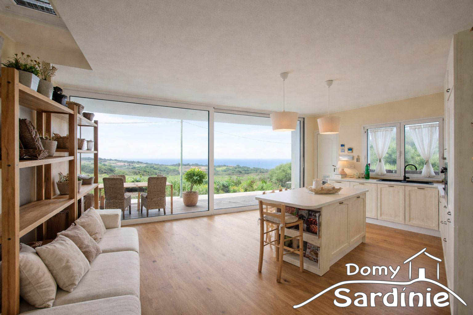 Samostatně stojící vila na prodej na Sardinii s výhledem na moře a zahradou v Trinità d’Agultu