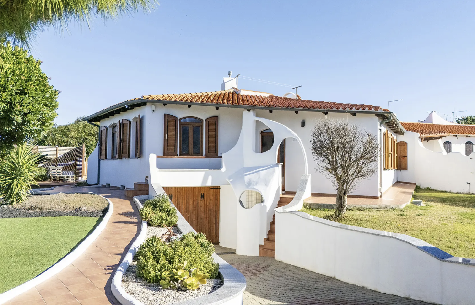 Vila na prodej ve Valledorii s výhledem na moře, zahradou a střešní terasou